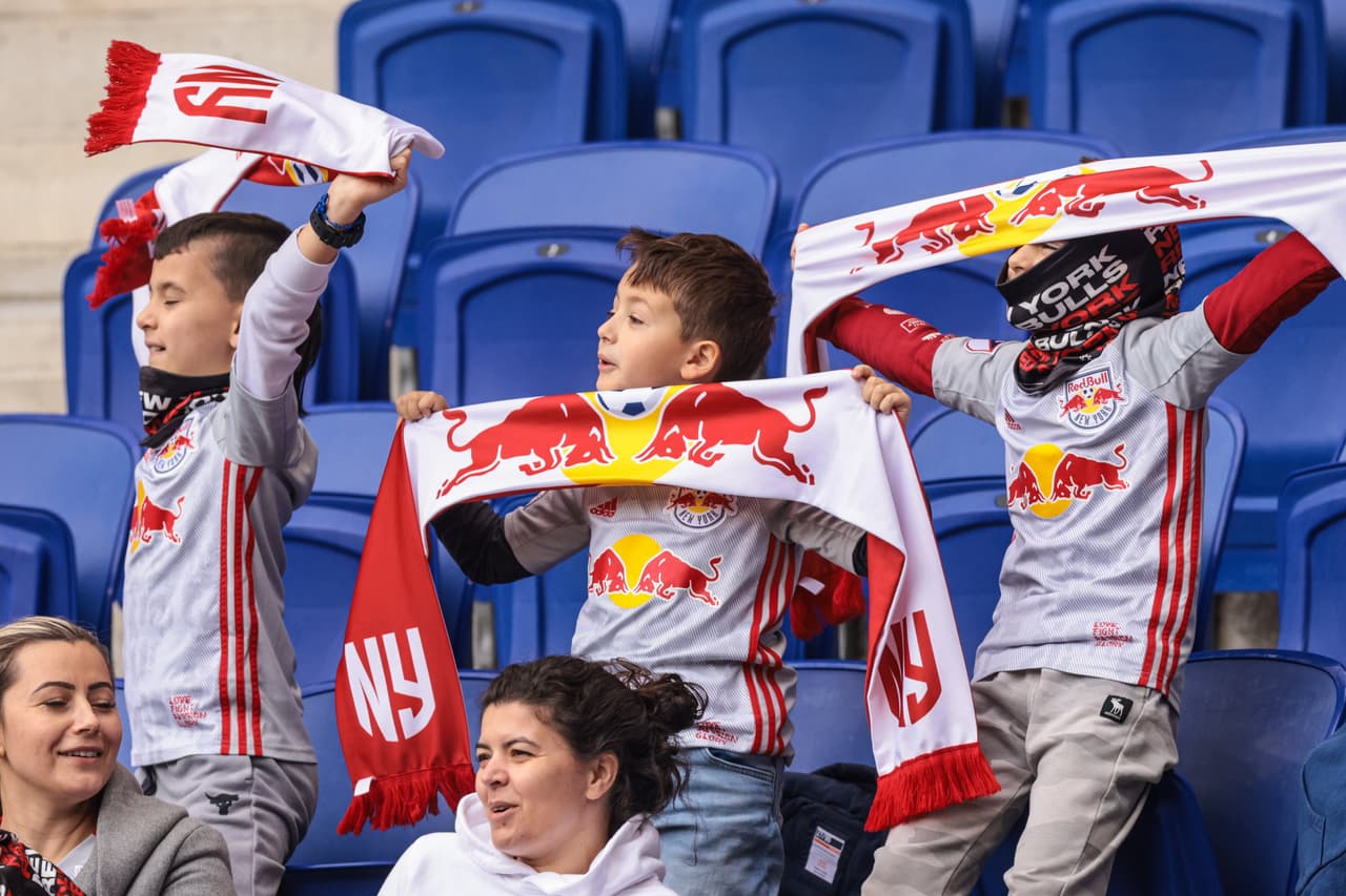 La afición más fiel se hizo presente en el Red Bull Arena para alentar a New York Red Bulls, que se impuso por 2-0 a Toronto FC.