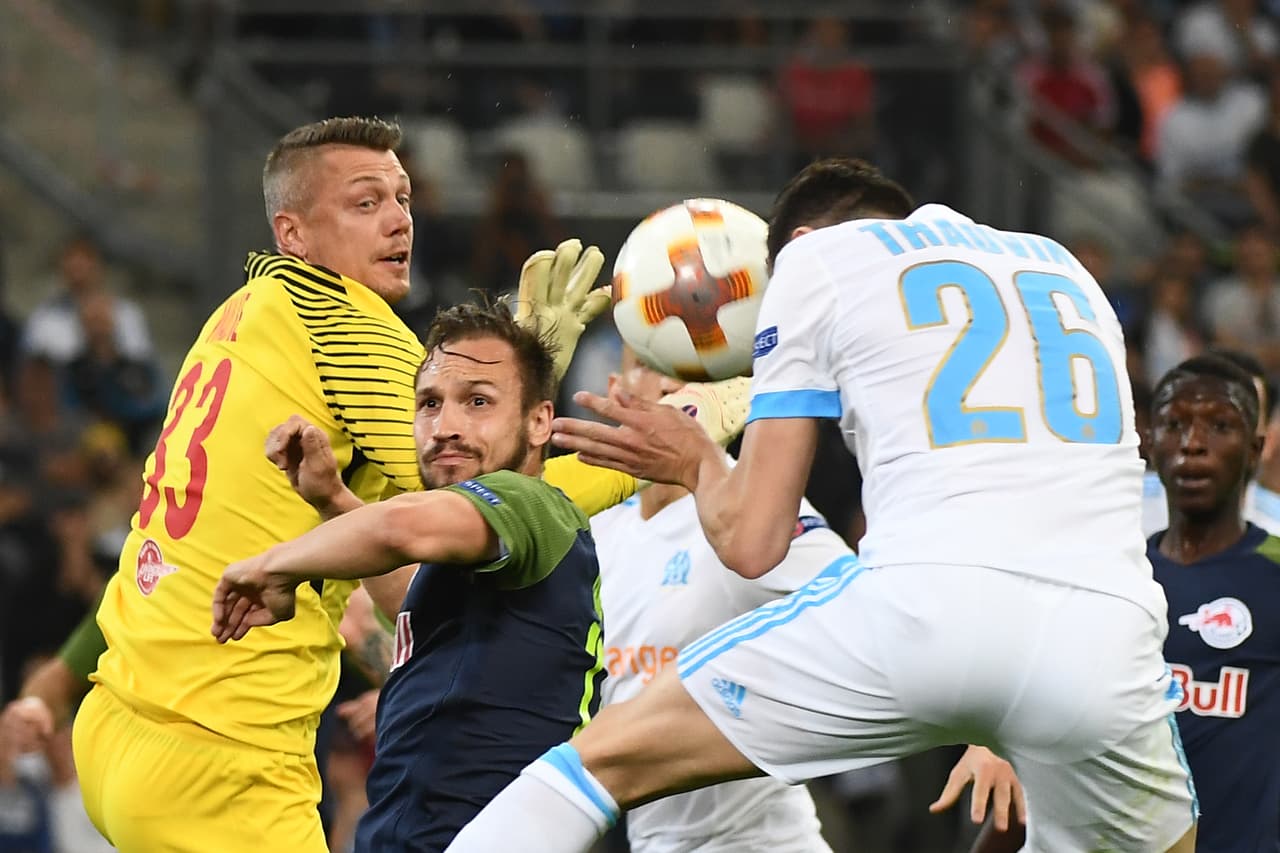 Al minuto 15 la defensa del Salzburgo cometió una peligros falta cerca del área, por la banda derecha y Dimitri Payet fue quien cobró.