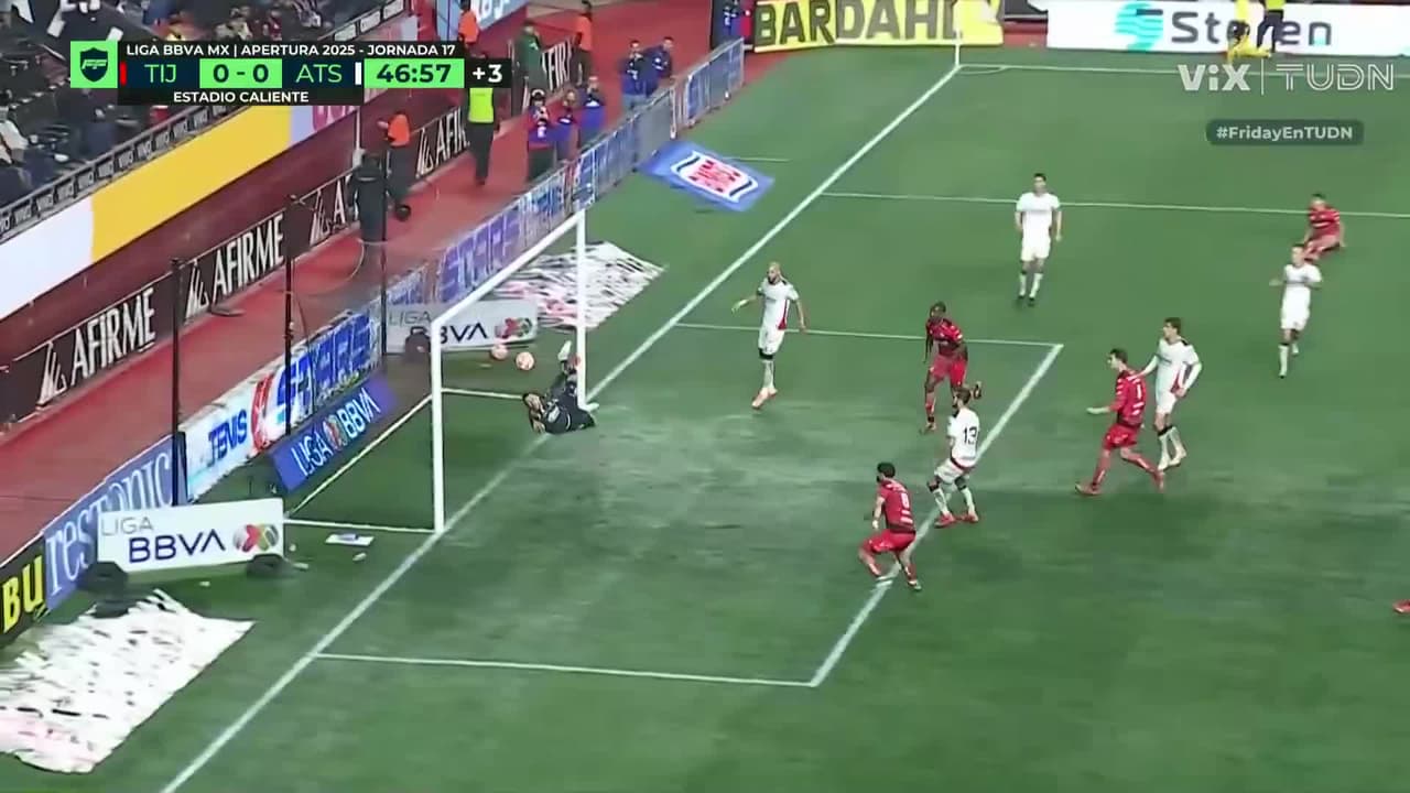 ¡Camilo Vargas vuela y a una mano saca la pelota increíble!