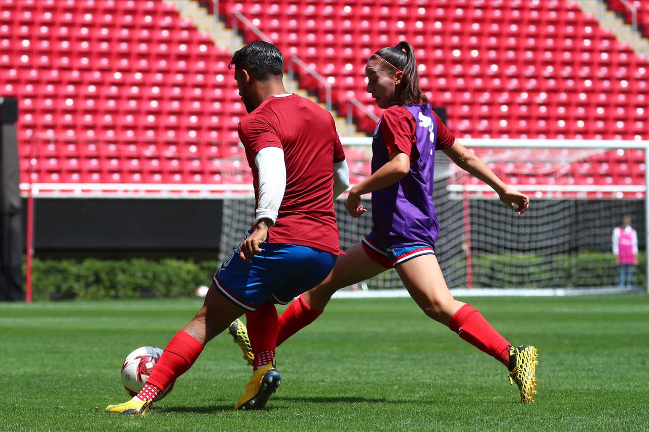 Por segundo año consecutivo, Chivas realizó el 'Juego X la Equidad', con dos equipos formados por un combinado entre sus ramas varonil y femenil.