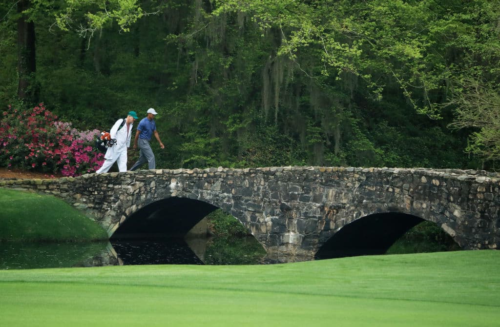 Mientras Tiger Woods camina por este espectacular puente de piedra, cabe recordar que fue en 2005 la última vez en que se llevó este torneo que tiene como distintivo ponerle una chaqueta verde al ganador, generalmente por el campeón de una edición previa.
