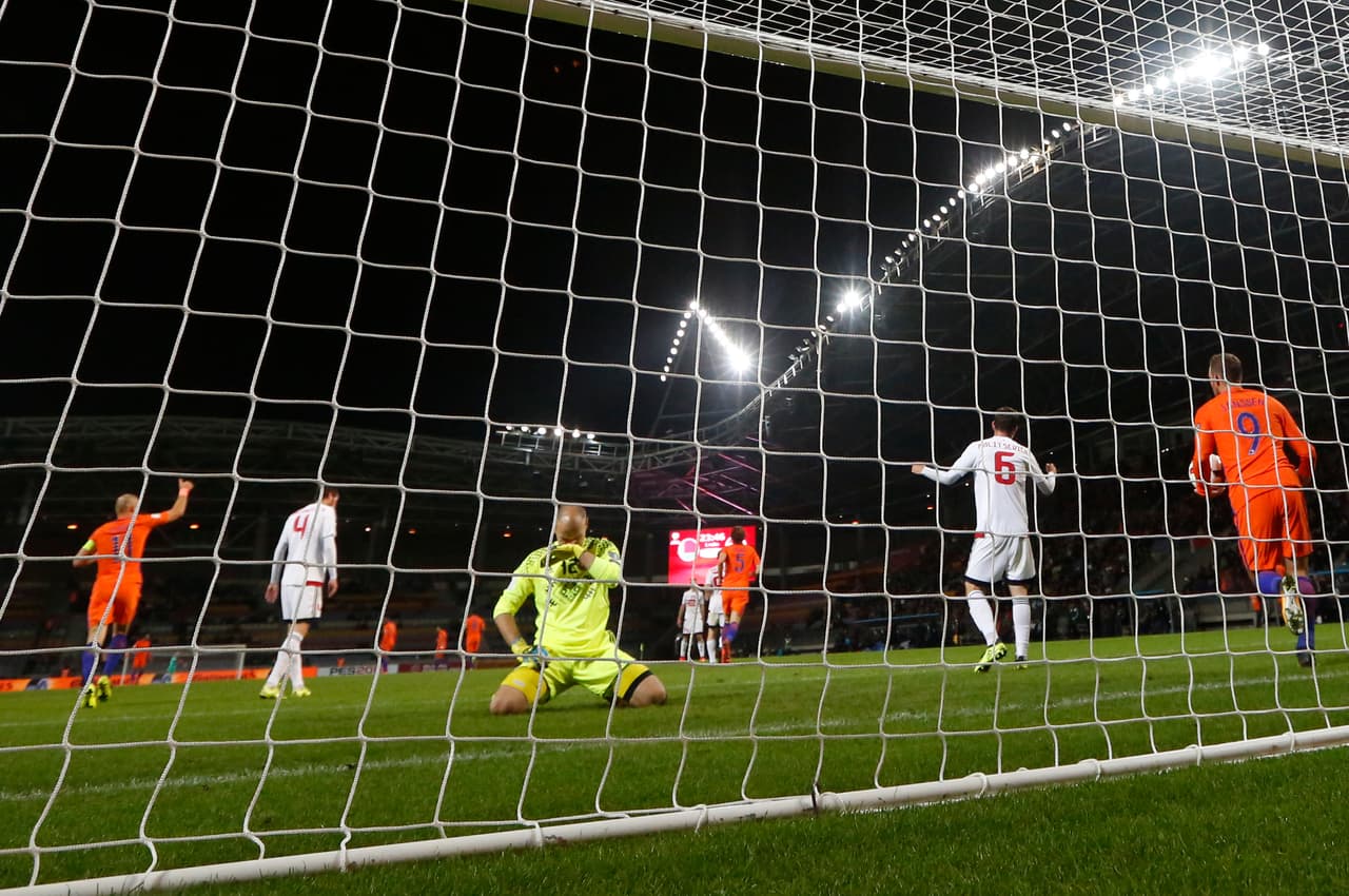 El primer gol del encuentro fue obra de Propper quien mandó el balón al fondo tras un genial pase de Robben.