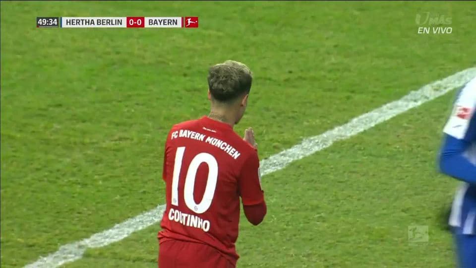 Tiro desviado de Philippe Coutinho