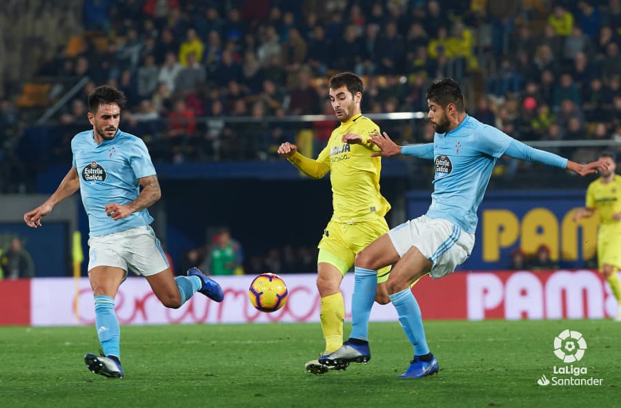 Araújo cumplía un buen juego y le daba solidez a la defensa gallega.