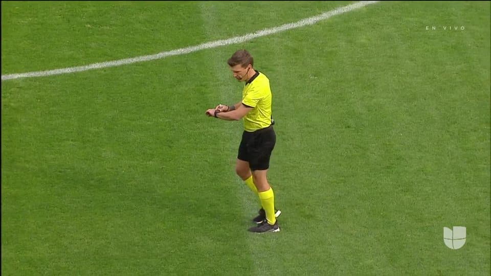 Arranca el partido y la pelota está en juego.