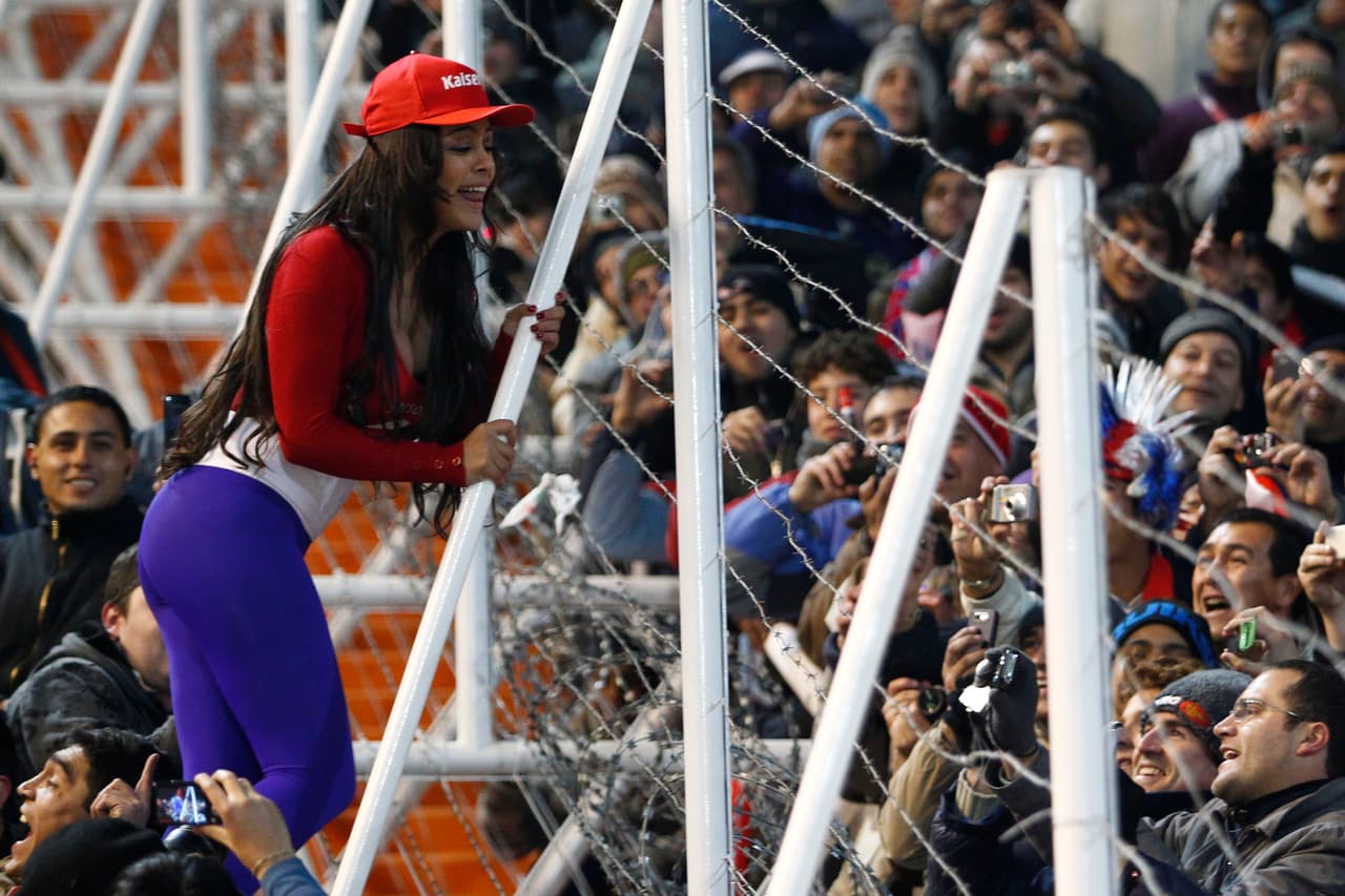 La paraguaya Larissa Riquelme sorprendió a propios y extraños al ser la fanática más sensual en el Mundial de Sudáfrica-2010. Estuvo vigente al asistir a otros eventos en los que conquistaba las cámaras con su escultural figura y belleza. Ha sido modelo de marcas e incluso posó para Playboy y aunque ya no aparece tan seguido mantiene su atractivo para los medios cuando se le ve en público.