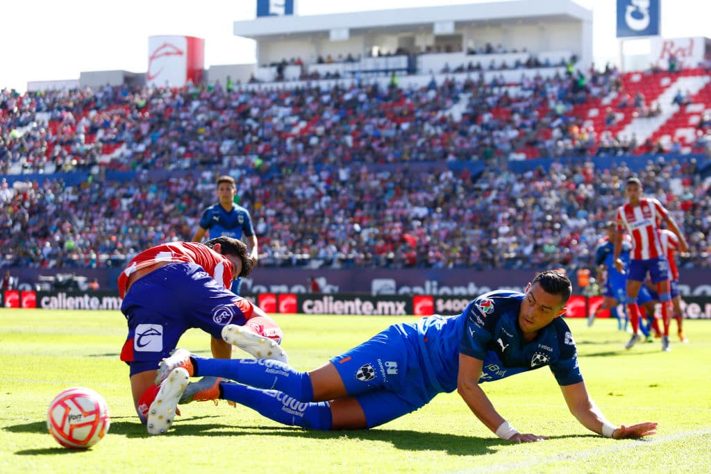 Rogelio Funes Mori, de penal, le dio el triunfo a Rayados sobre Atlético San Luis. El jugador nacionalizado mexicano marcó, a los 83 minutos, y le dio una sufrida victoria al Monterrey.