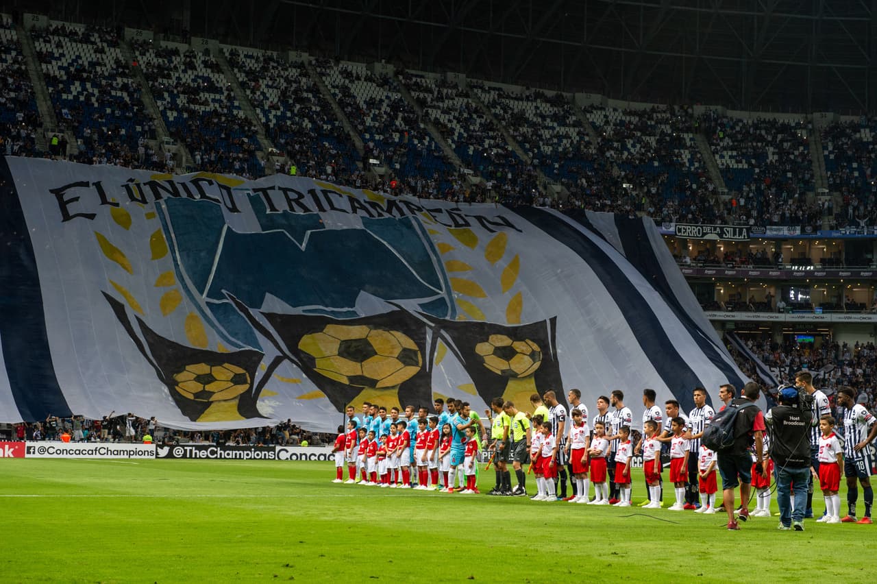 La afición de Rayados se hizo sentir en las tribunas, en especial con esta bandera gigante en honor a las tres conquistas de la Liga de Campeones de Concacaf.