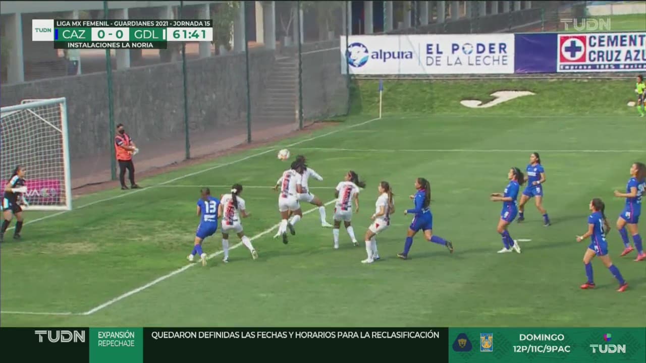 ¿Nadie la empujó? Chivas tenía cinco posibles rematadoras y no anotaron