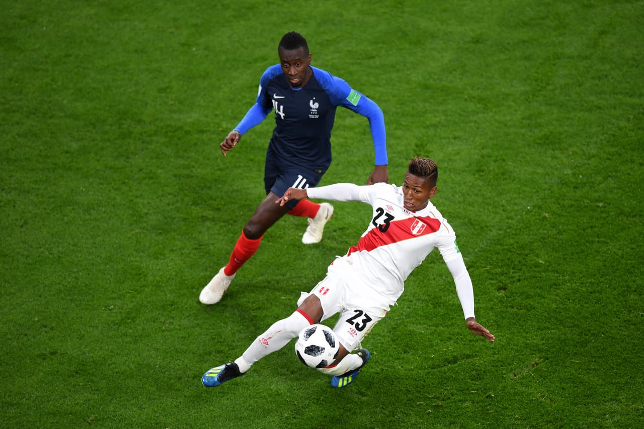 El duelo comenzó con un Perú que dio la cara contra un rival más poderoso en nómina.