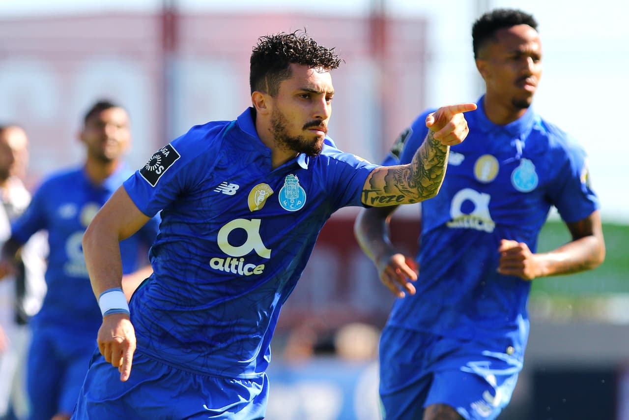 Port derrotó de visitante 4-0 a Nacional en la Jornada 33 de la Liga de Portugal, en la que sube al primer lugar a la espera del resultado de Benfica. El mexicano Jesús Corona anotó el tercer gol y Héctor Herrera no jugó.