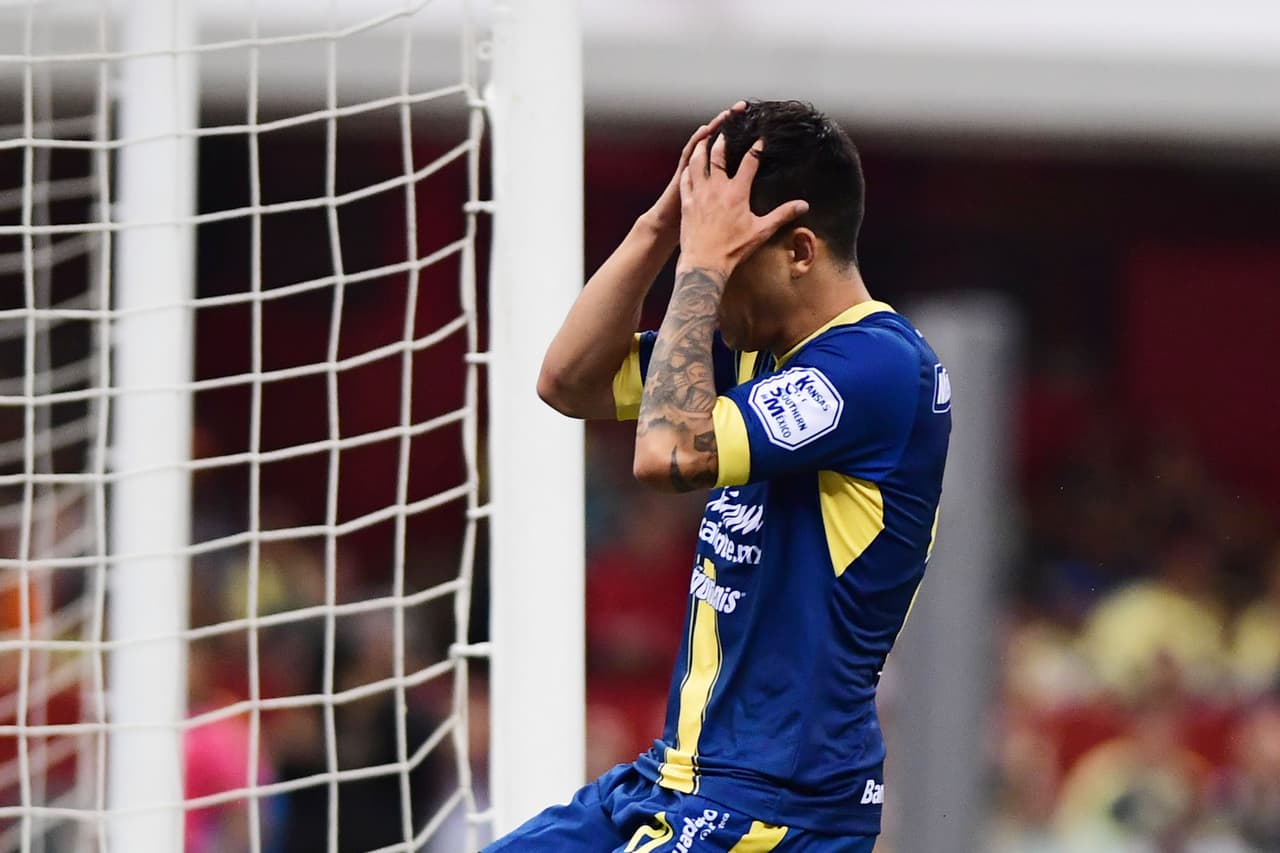 El 'Quick' Mendoza se perdió la ocasión más clara del primer tiempo cedido tras un pase filtrado pero el elemento de los visitantes pateó a ras de pasto y pasó a un lado del palo.