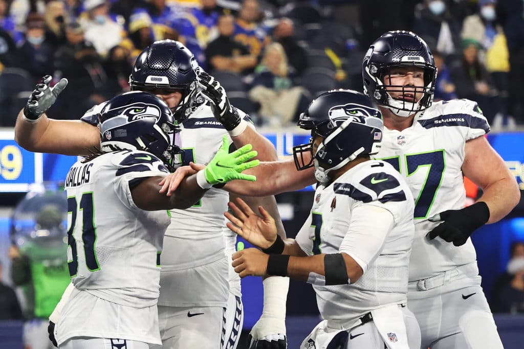 Los Angeles Rams dominan a los Seahawks en casa y les pegan 10-20, mientas Philadelphia continúa por la pelea en los Wildcards y vencen a Washington 17-27.