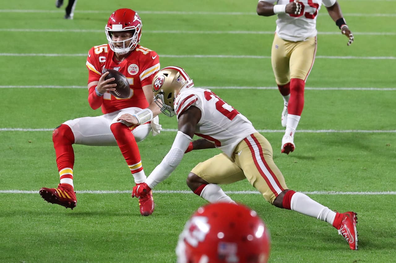 Patrick Mahomes sufrió una fuerte tacleada por parte de Jimmie Ward, quien le provocó un balón suelto pero para su fortuna el ovoide salió del campo.