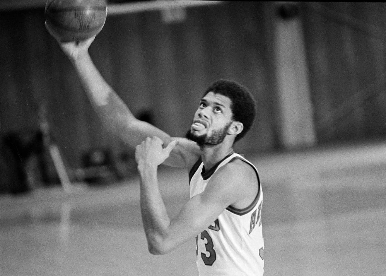 <b>Milwaukee Bucks: Kareem Abdul-Jabbar</b>. Kareem ha hecho lo que pocos pueden presumir: guiar a Milwaukee a un campeonato de la NBA. Además es líder histórico en puntos, rebotes y puntos por partido.