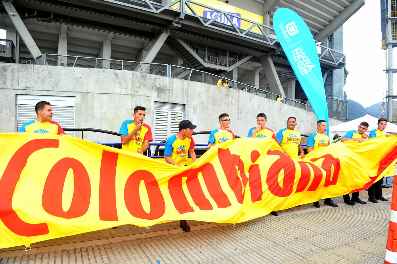 Este es el recibimiento que le dieron los aficionados a la Tricolor en Bogotá luego de que en 2010 habían jugado por última ocasión en la capital del Colombia previo a su partido de despedida ante Panamá, para luego antender los asuntos de la Copa América 2019.