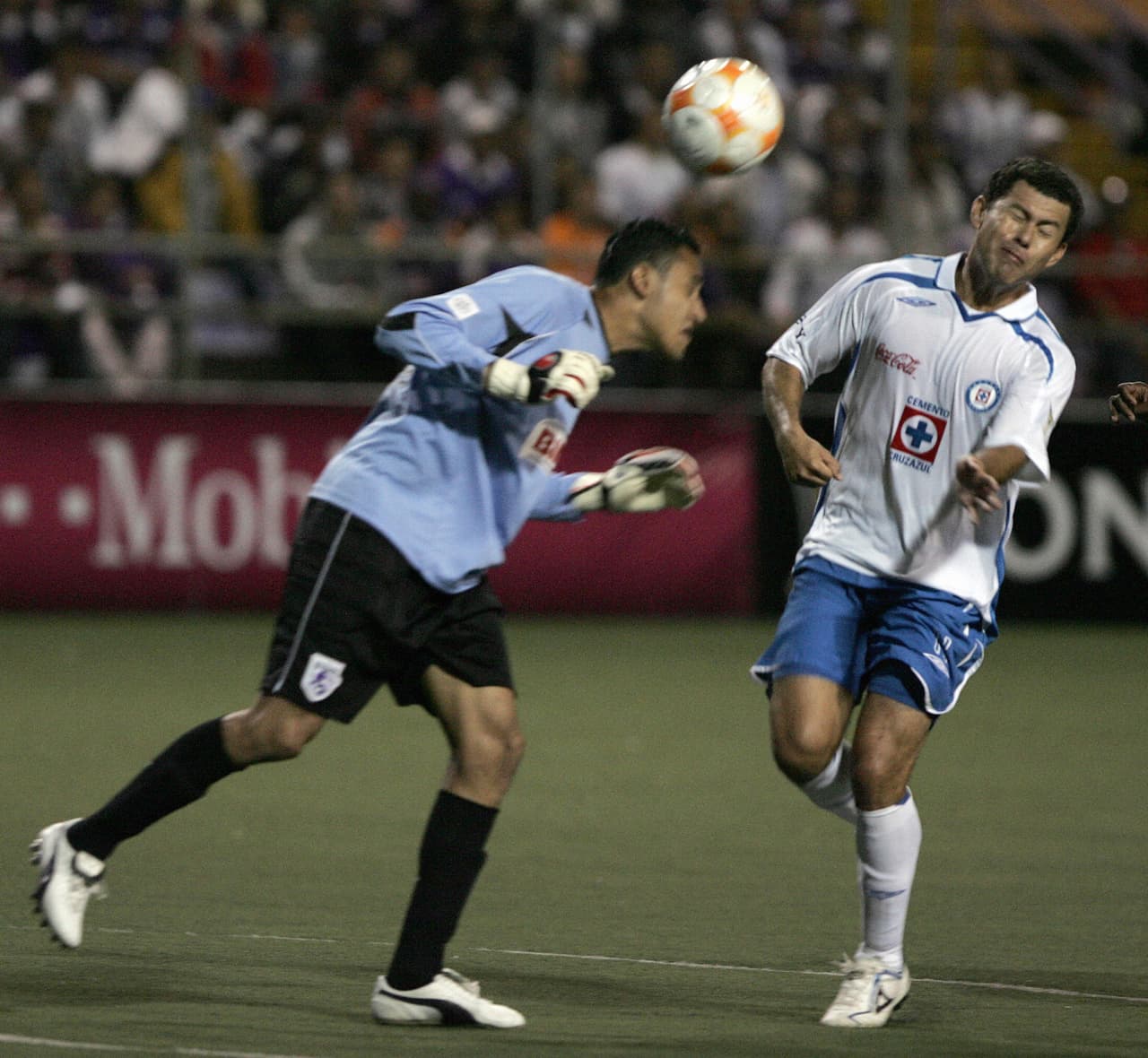 La carrera de Navas, nacido el 15 de diciembre de 1986, comenzó en 2005 con el Saprissa, equipo con el que fue seis veces campeón y del que integró la nómina del Mundial de Clubes de 2005, aunque no jugó.