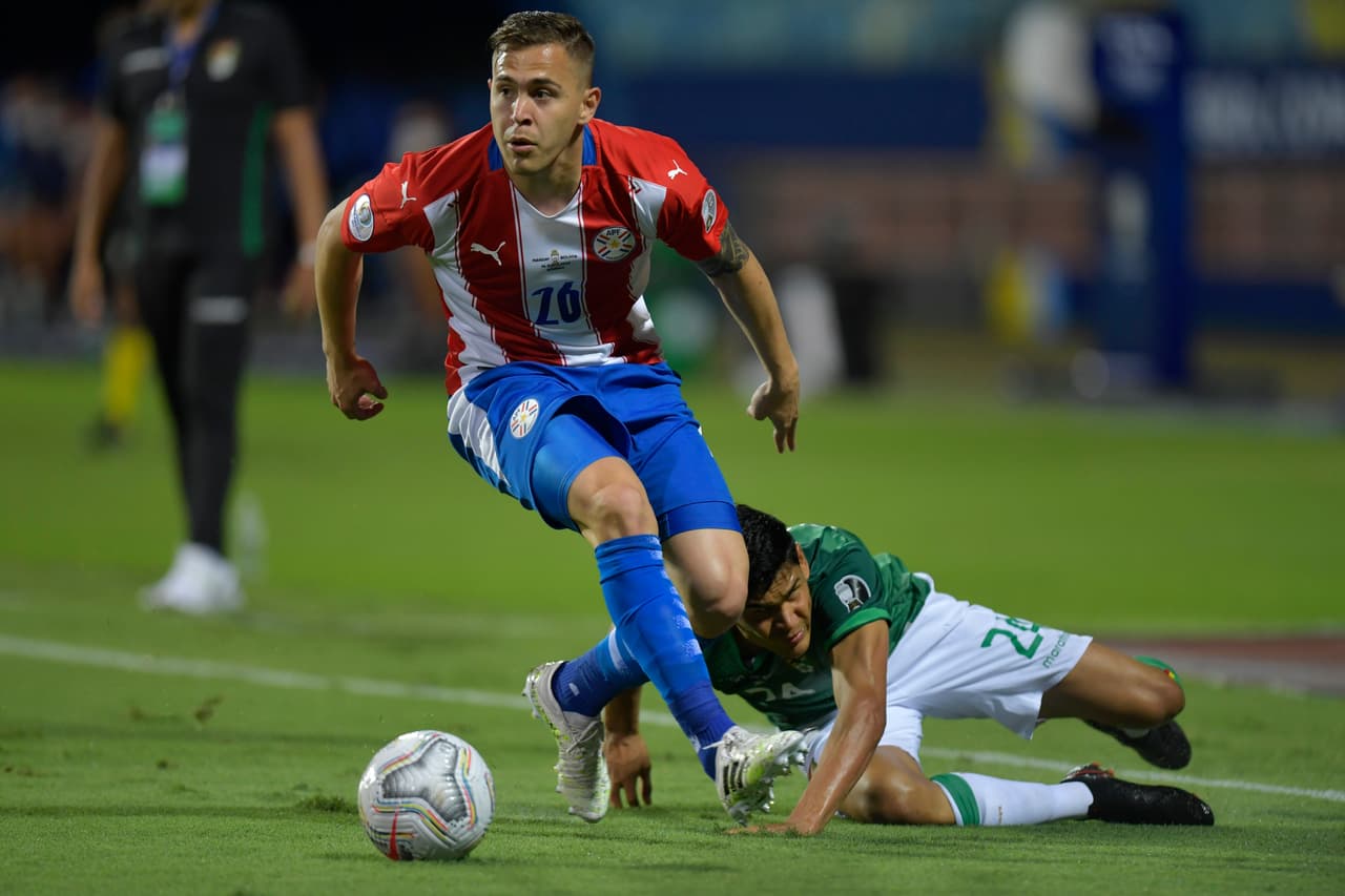 Bolivia se adelantó con un penalti, pero Paraguay le dio la vuelta con un doblete de Ángel Romero y otro tanto de Alejandro Romero.