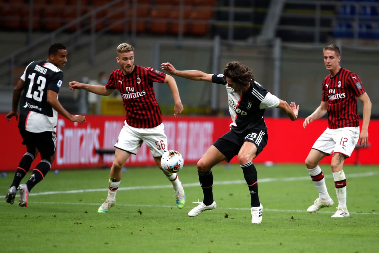 Danilo y Rabiot no logran conectar de manera correcta en la salida de la Juvenus y terminan perdiendo el balón.