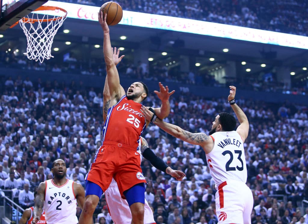 Ben Simmons (25) estuvo en un rol excesivamente discreto, secundario, al intentar únicamente cinco tiros de campo y aunque haya encestado cuatro de ellos, esos números dicen mucho. Acabó con 13 tantos y ocho rebotes.