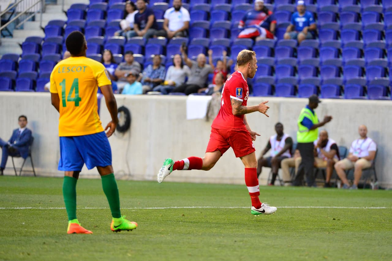 Aunque no iba con mucha potencia, sí tuvo buena colocación para que León no pudiera evitar la caída de su arco.