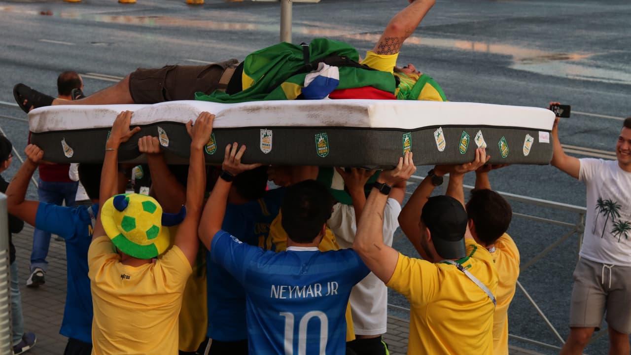 El ambiente entonces comenzó. Un grupo de brasileños llegaron con un colchón para Marcelo por sus dolencias lumbares que ha sufrido.