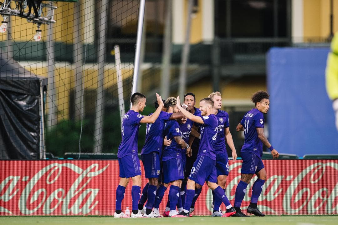 Oralando City continúa en fuego y esta vez derrotan al New York City FC en casa con goles de Chris Mueller y Tesho Akindele.