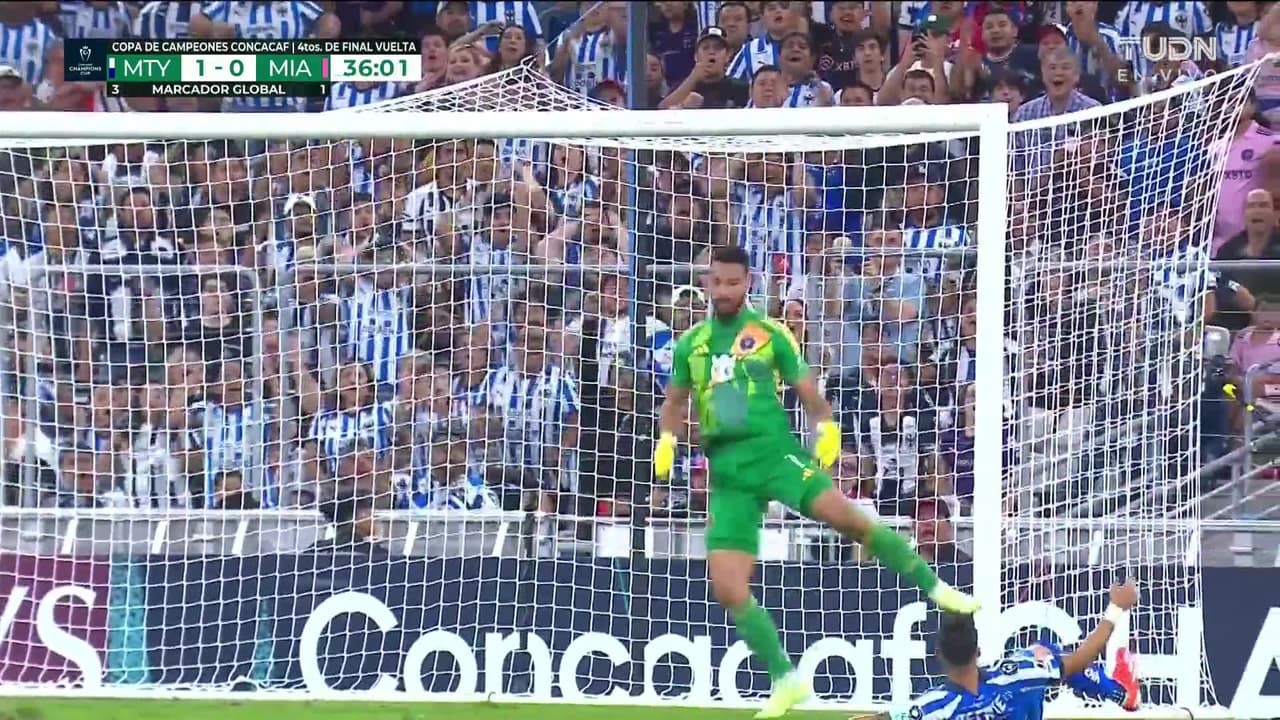 ¡TIRO ATAJADO! disparo por Maximiliano Meza.