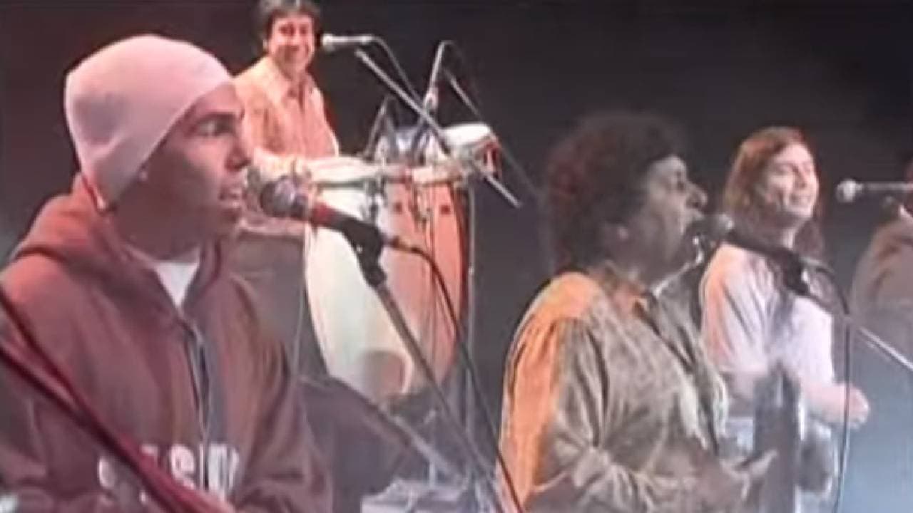 La unión entre el futbol argentino y la cumbia villera o santafesina ya tiene historia. Carlitos Tevez interpretó el tema que en México Ninel Conde hiciera famoso, ‘Bombón Asesino’. Pero esa es otra historia de la música y el futbol.