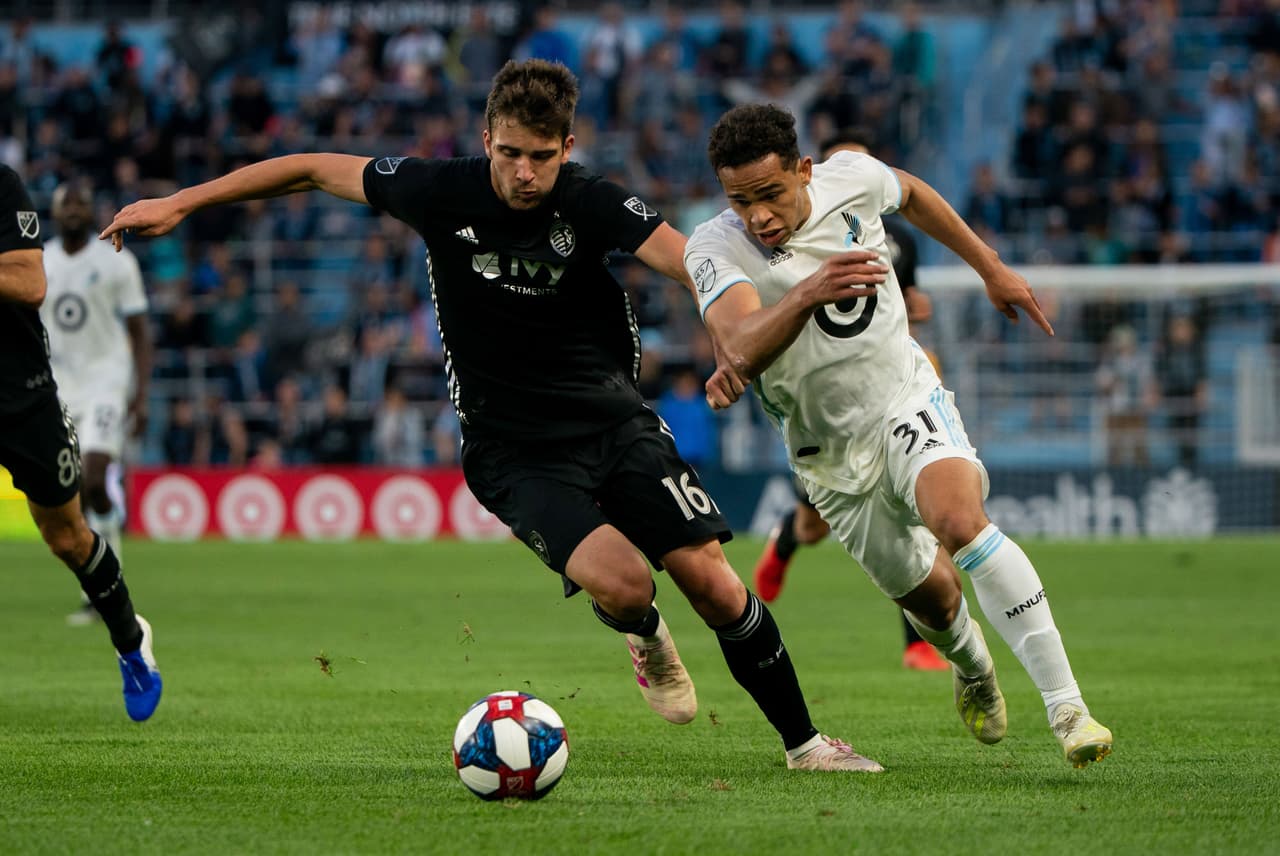 Sporting KC consiguió un necesario triunfo a toda costa, y la contribución del zaguero Graham Smith fue esencial para mantener el cero y conseguir la única anotación vía un centro suyo cuando se sumó al ataque.