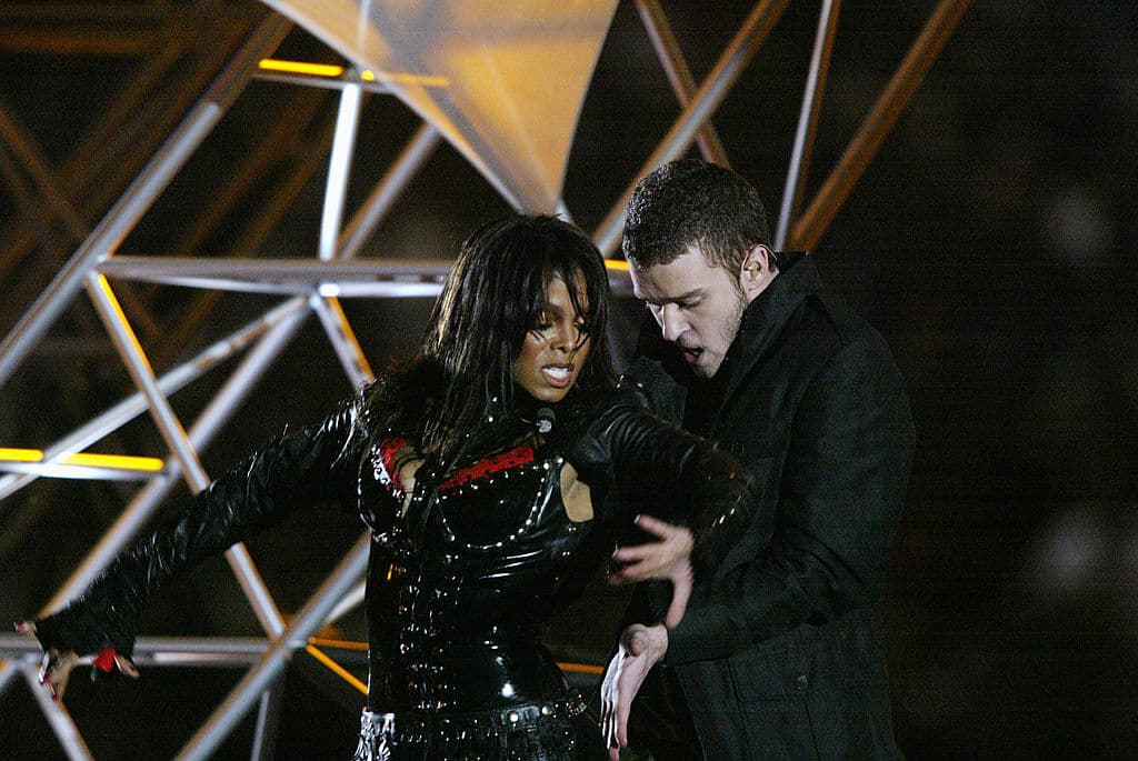 Fue incluida en la ‘lista negra’ después del show de medio tiempo del Super Bowl 2004, donde dejó su pecho expuesto, mientras que Justin Timberlake (quien jaló de su top), alcanzó más la fama.
