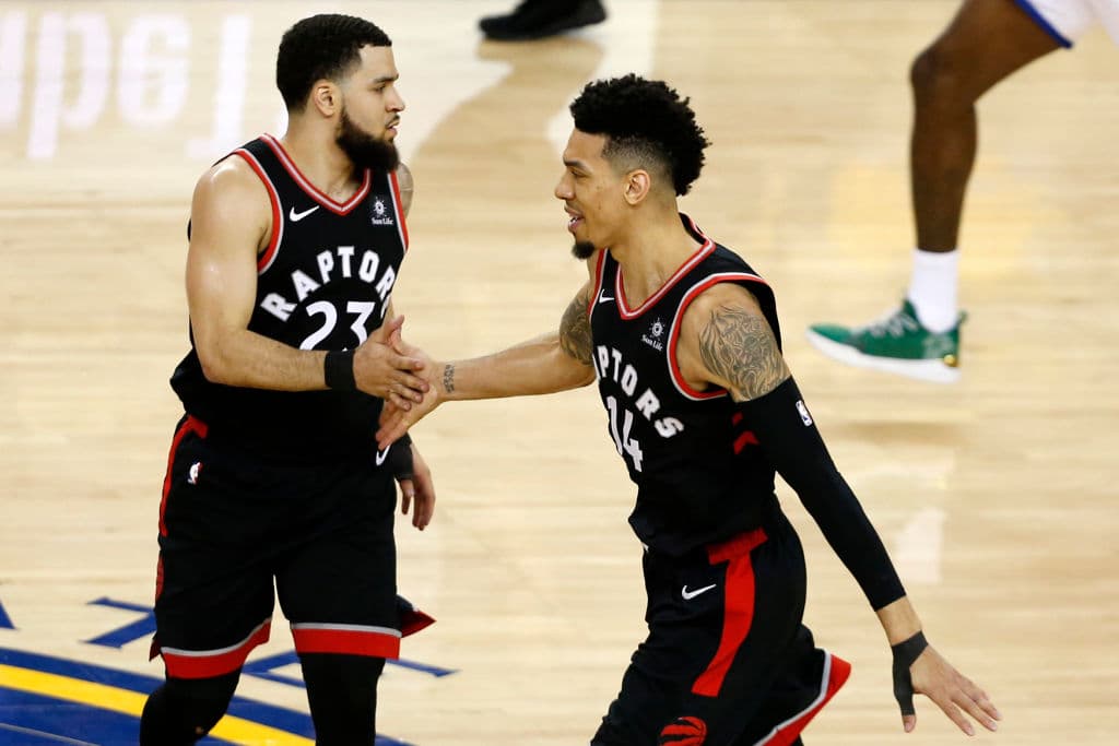Fred VanVleet (23) anotó 11 puntos saliendo desde la banca, particularmente con un tripole valioso en el cuarto periodo que alejó a Toronto a 13. en tanto que Danny Green sumó 18 al meter seis de 10 intentos de tiros de tres puntos.