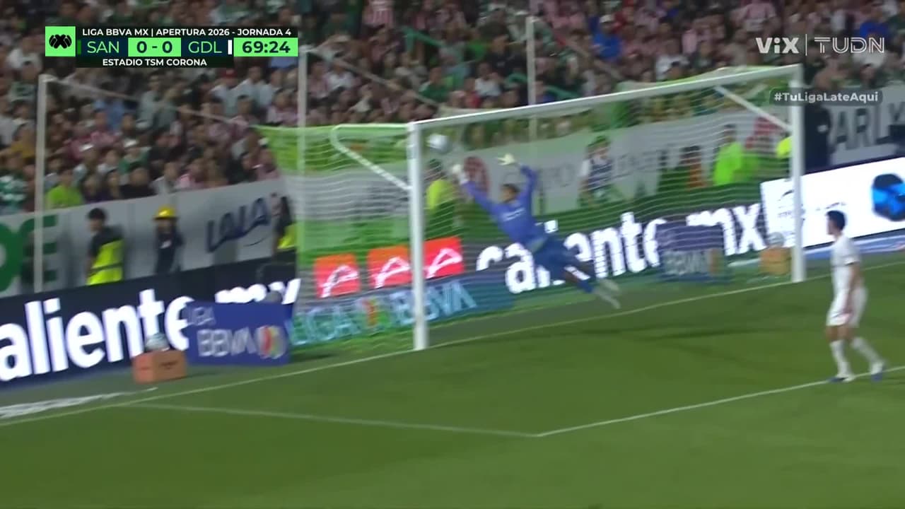 ¡Enferma atajada del Tala! El portero del Tri salva a las Chivas