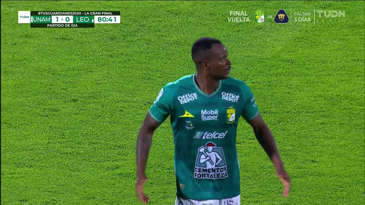 ¡Tarjeta Roja! Jaine Steven Barreiro recibe la segunda amarilla y se va del juego.