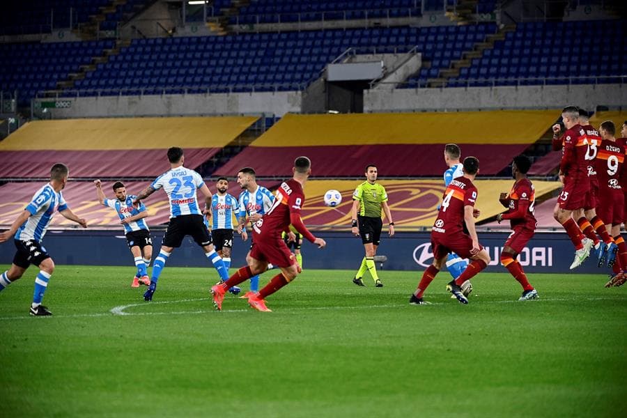 Napoli se impone 2-0 al AS Roma con doblete de Dries Mertens durante la Jornada 28 en la Serie A. El mexicano Hirving Lozano finalmente supera su lesión y regresa a las canchas, esta vez entró al minuto 73 por Elmas.