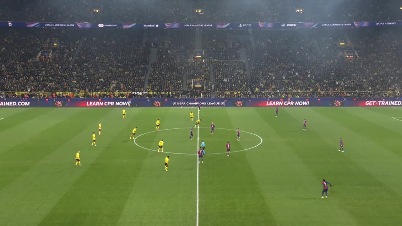 Arranca el partido y la pelota está en juego.