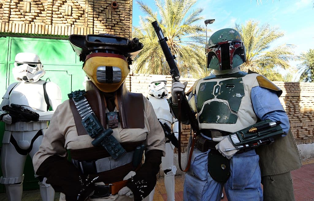 Fett sigue siendo un hombre de pocas palabras, el episodio transcurre unos buenos diez minutos antes de que se pronuncie una sola línea de diálogo, pero está decidido a tratar de ejecutar las cosas de manera diferente en Mos Espa a como lo hizo Jabba.