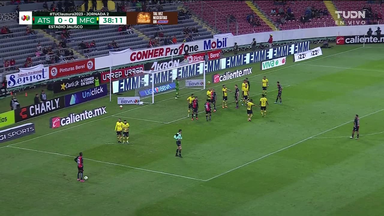 ¡TIRO ATAJADO! disparo por Julián Quiñones.