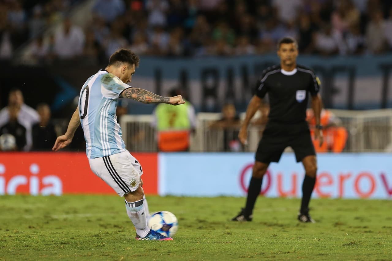 De acuerdo al comunicado y basado en vídeos que lo prueban, el Comité Disciplinario de la FIFA, en aplicación de los artículos 77 a y 108 del Código Disciplinario de la FIFA (FDC), Messi fue declarado culpable de violar el artículo 57 de la FDC por haber dirigido palabras insultantes al mencionado árbitro asistente. El árbitro envió el informe tras ver el comportamiento del jugador.