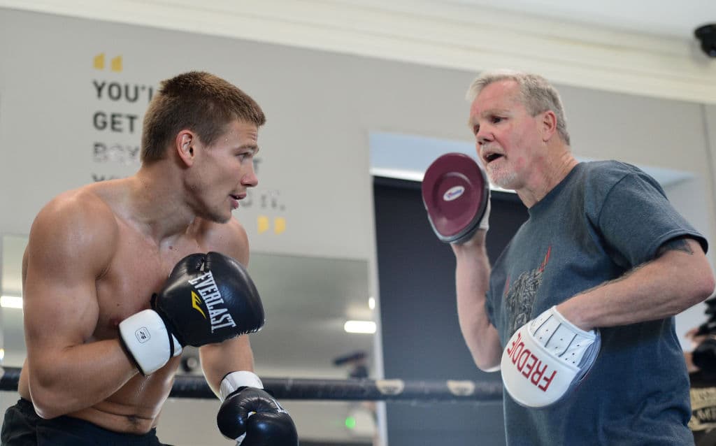 Su carrera como boxeador terminó a los 26 años debido al parkinson que padece.