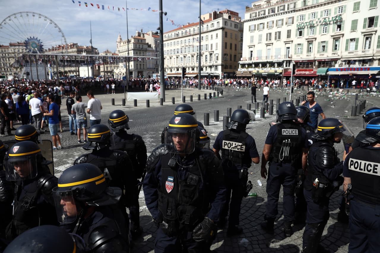 Pero el sector violento de la afición rusa aún acompaña al equipo para buscar problemas contra otras aficiones. Así ocurrió en Francia 2016 con las batallas campales entre ingleses y rusos en las calles de Marsella.
