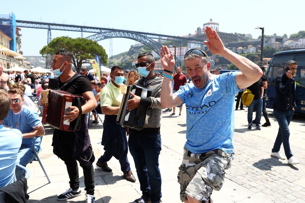 A horas del pitazo inicial de la gran final de la UEFA Champions League, aficionados del Chelsea y del Manchester City llegan al Fan Fest de Porto para comenzar con el apoyo a sus clubes.