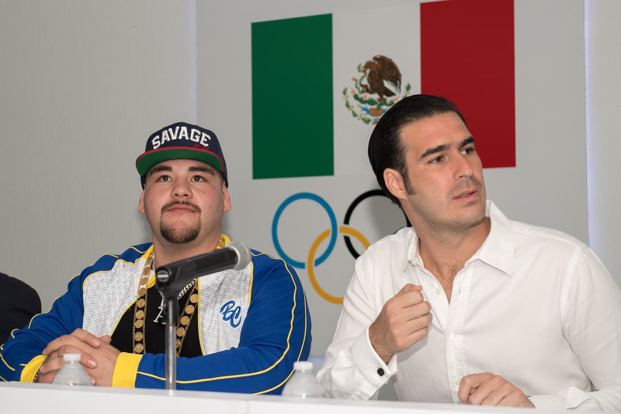El mexicano Andy Ruiz presentó en el Comité Olímpico Mexicano sus cinturones como campeón mundial de peso completo de boxeo en medio de la admiración y reconocimiento de sus compatriotas.