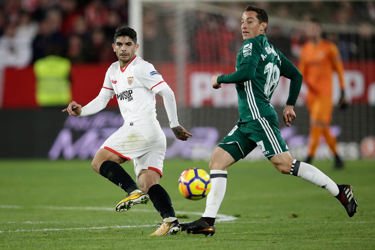 Andrés Guardado disputa el balón ante Ever Banega del Sevilla.