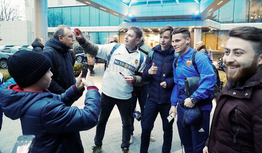 Miles de fanáticos del Krasnodar, así como cientos del Valencia, se pusieron cita este jueves para vivir la definición de la serie de Octavos de Final de la Europa League entre sus equipos. Unos con el deseo de darle vuelta al global y otros esperando poder mantener la diferencia.