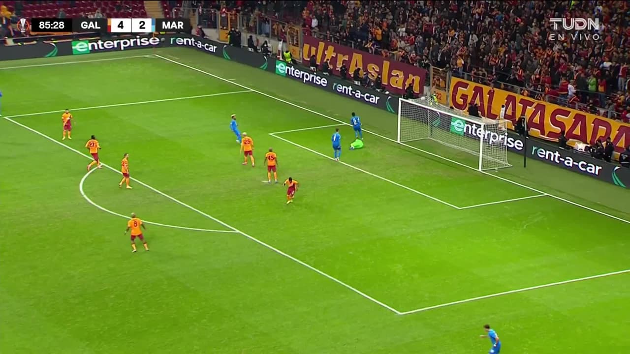 ¡TIRO ATAJADO! disparo por Mattéo Guendouzi.