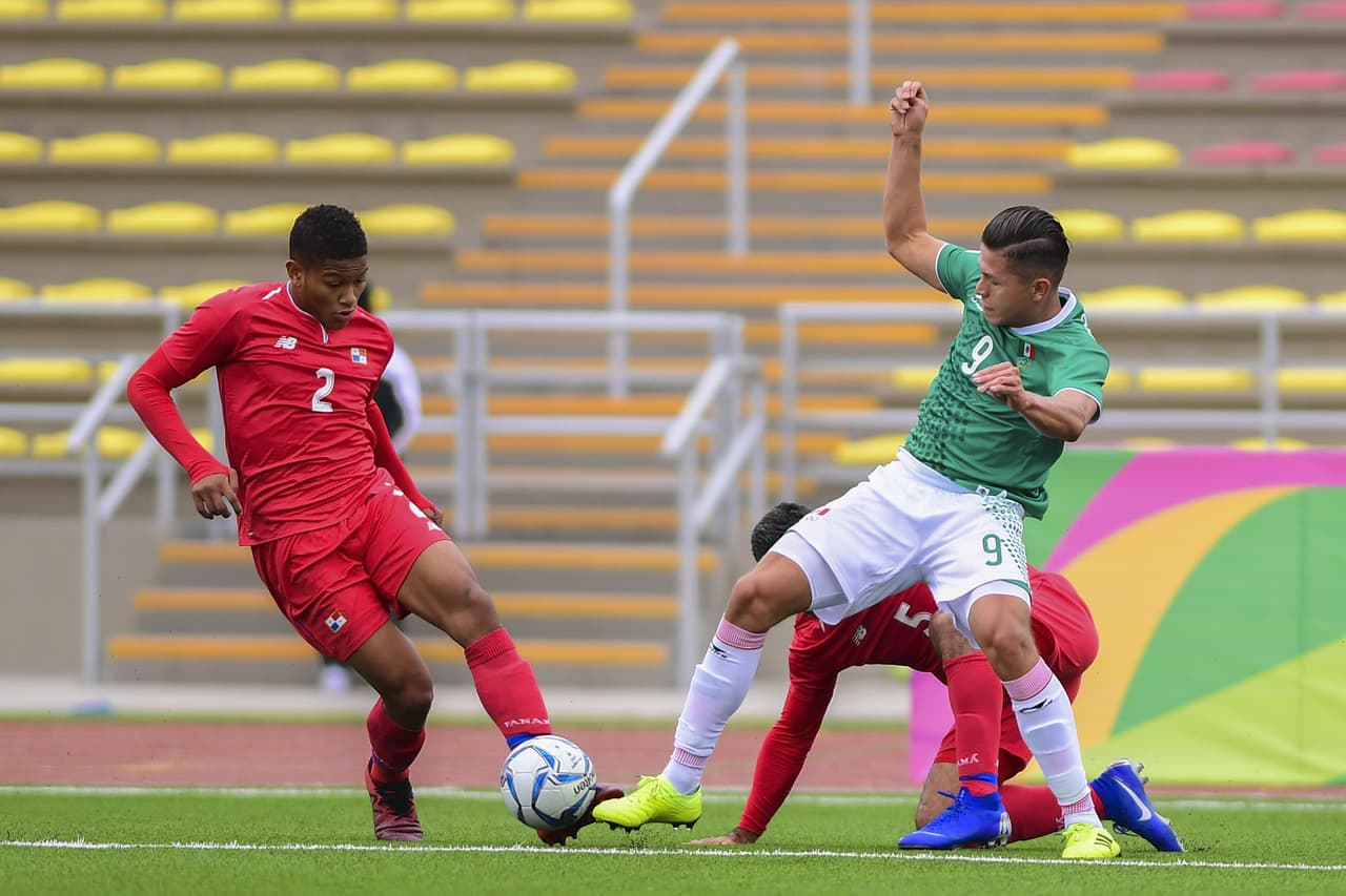 También, sin embargo, los panameños tuvieron sus ocasiones de gol, sobre todo una jugada en tiro de esquina de parte del zaguero Ayarza, quien entró franco al área pero su testarazo se abrió por un lado del poste, en jugada en la que México 'esquivó una bala'.
