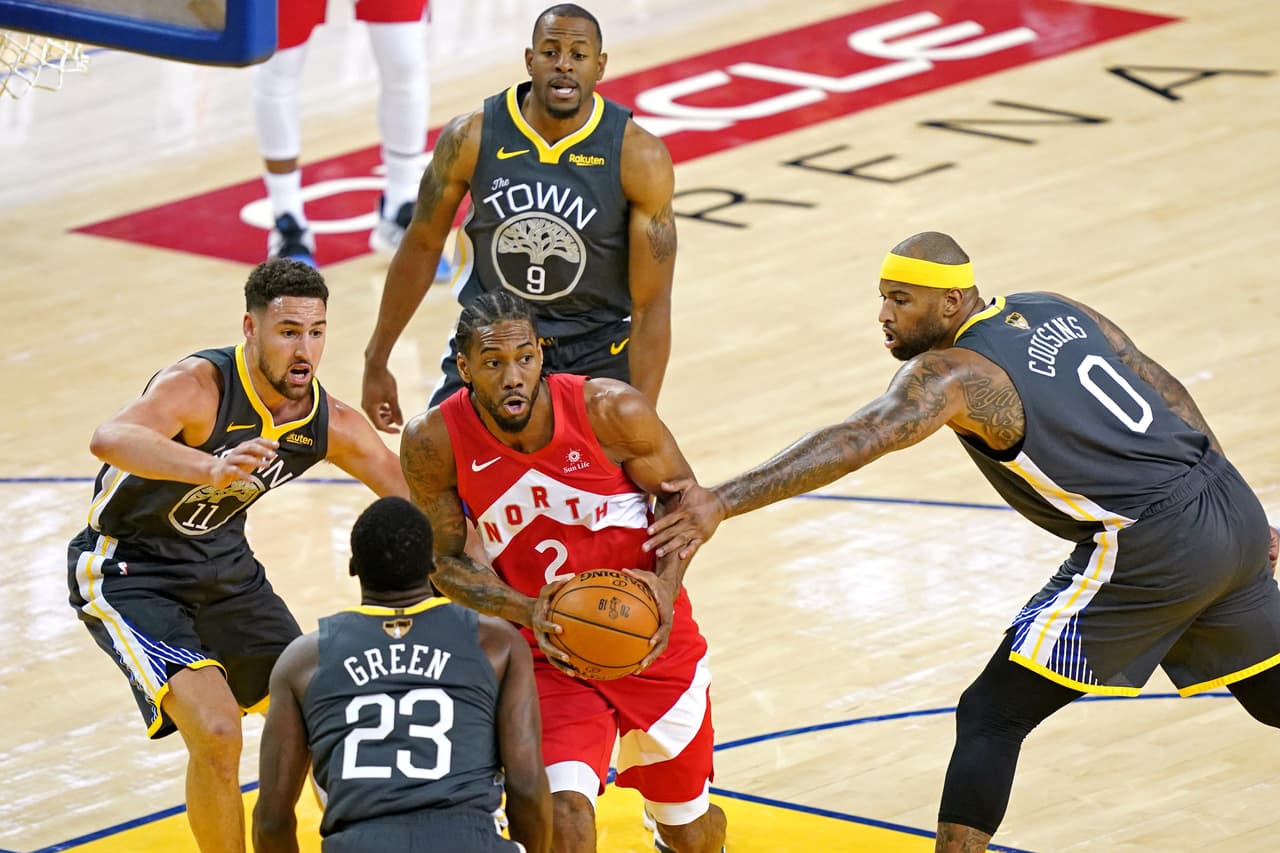 Kawhi Leonard (centro) fue el máximo anotador del primer cuarto con 11 puntos, aunque la ventaja fue para Golden State Warriors por 25-17.