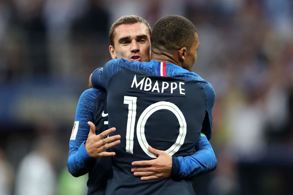 Quien posiblemente sea el mejor jugador del mundo en este momento, Kylian Mbappé, al extremo izquierdo.