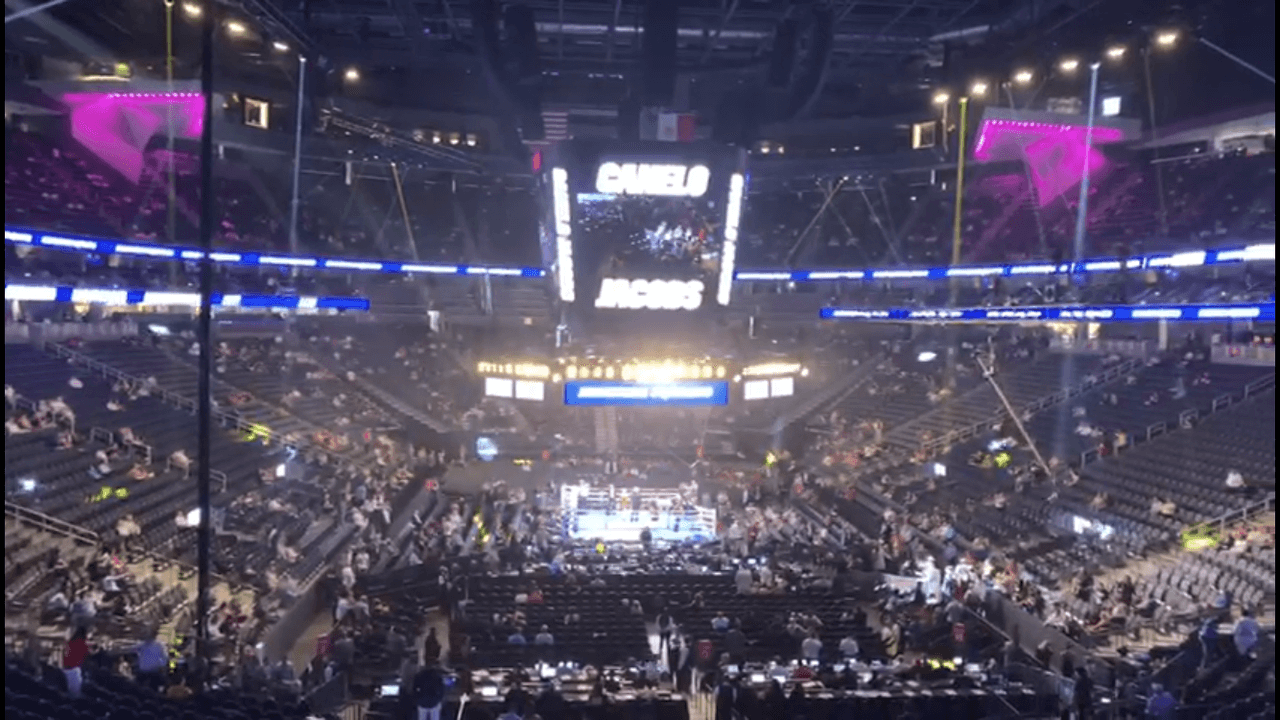 Poco a poco se va colmando de público el T-Mobile Arena de Las Vegas antes del combate estelar de la noche.